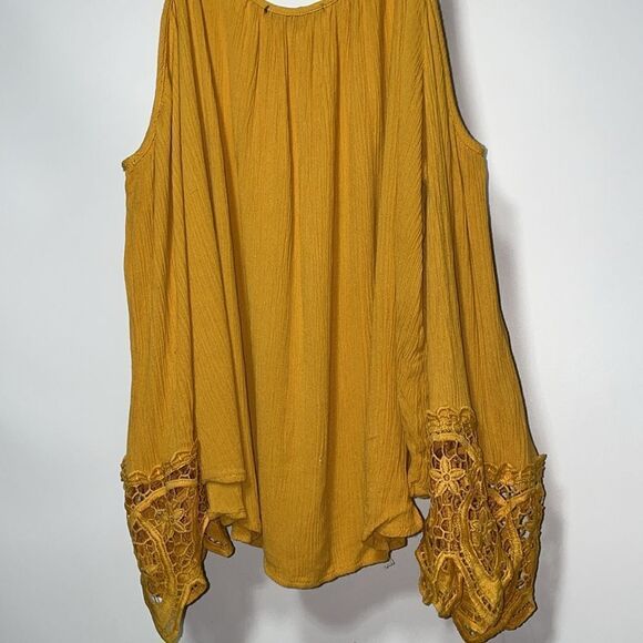 Ambiance peek a boo shoulder top - Picture 8 of 8